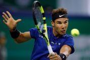 Berühmter Linkshänder: Raphael Nadal. Raphael hält seinen Tennisschläger mit der linken Hand und ist dabei den fliegenden Tennisball zu schlagen.  Berühmter Linkshänder: Raphael Nadal. Raphael hält seinen Tennisschläger mit der linken Hand und ist dabei den fliegenden Tennisball zu schlagen.